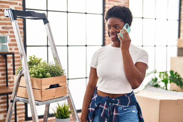 Αφροαμερικανή Γυναίκα Χαμογελά Αυτοπεποίθηση Μιλώντας Στο Smartphone Στο Νέο Σπίτι — Φωτογραφία Αρχείου