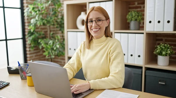Jovem Loira Mulher Empresária Usando Laptop Trabalhando Escritório — Fotografia de Stock