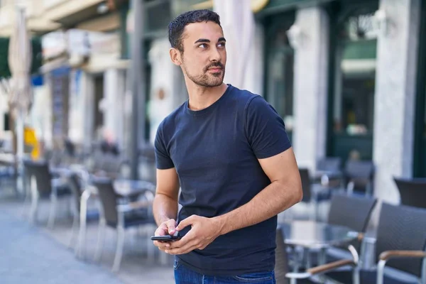 Mladý Hispánec Používá Smartphone Vážným Výrazem Terase Kavárny — Stock fotografie
