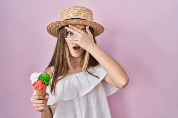 Девочка Подросток Держащая Мороженое Заглядывает Рукой Лицо Глаза Смотрит Сквозь — стоковое фото