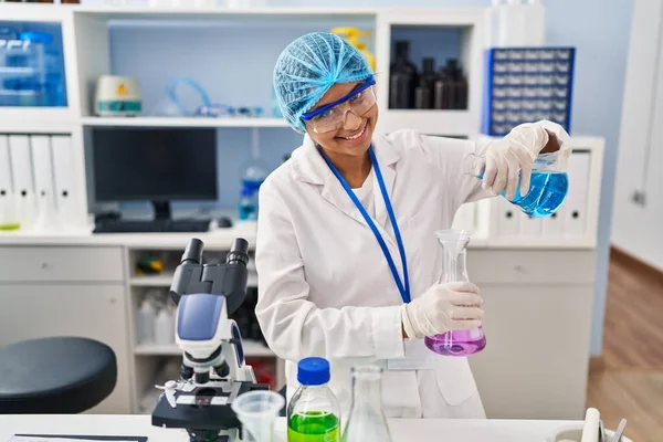 Young Latin Woman Wearing Scientist Uniform Measuring Liquid Laboratory — Stock Photo, Image