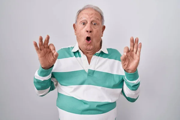 Ein Älterer Mann Mit Grauen Haaren Steht Vor Weißem Hintergrund — Stockfoto