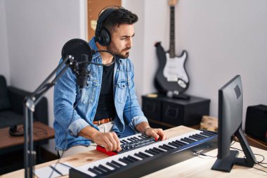 Genç İspanyol besteci müzik stüdyosunda beste yapıyor.