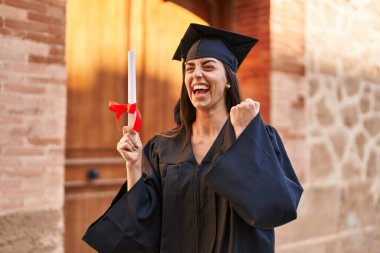 Üniversitede diploması olan, üniformalı genç İspanyol bir kadın.