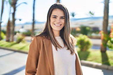 Sokakta kendine güvenen güzel İspanyol bir kadın.