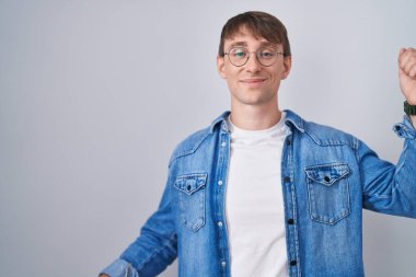 Beyaz, sarışın, gözlüklü, mutlu ve neşeli dans eden, gülümseyen, rahat ve kendinden emin müzik dinleyen bir adam. 