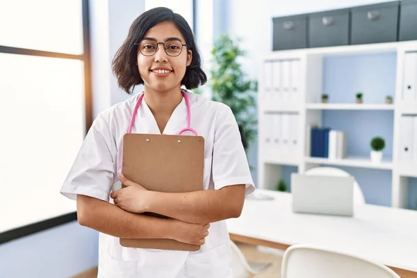 Young Latin Woman Wearing Doctor Uniform Holding Clipboard Clinic — Stock fotografie