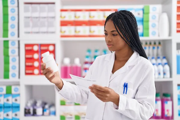 Afrikaans Amerikaanse Vrouw Apotheker Holding Pillen Fles Lezen Recept Bij — Stockfoto