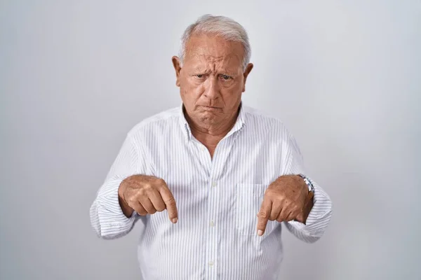 Zole Edilmiş Arka Planda Duran Yaşlı Adam Üzgün Üzgün Görünüyor — Stok fotoğraf