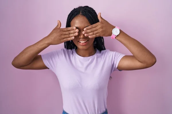 Африканская Американка Косичками Стоящими Розовом Фоне Закрывая Глаза Улыбкой Руках — стоковое фото