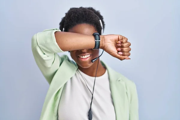 Afroamerikanerin Mit Callcenter Agenten Headset Lächelt Fröhlich Spielend Und Guckt — Stockfoto