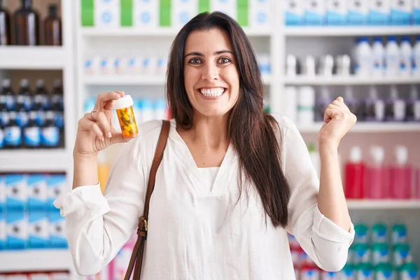 Молодая Брюнетка Покупает Аптеке Таблетки Гордостью Празднуя Победу Успех Взволнован — стоковое фото