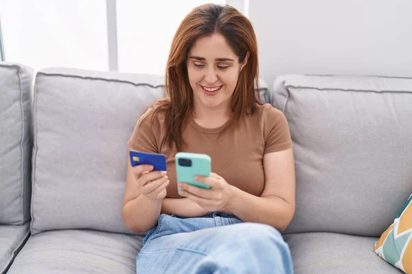 Young Woman Using Smartphone Credit Card Sitting Sofa Home — Foto Stock