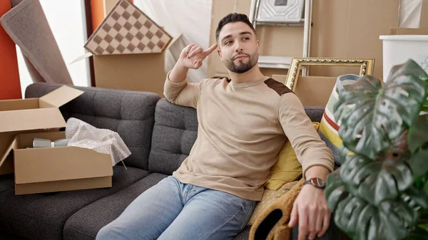 Junger Araber Sitzt Mit Zweifeln Auf Sofa Neuen Zuhause — Stockfoto