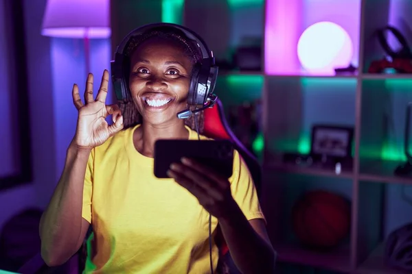 Африканская Американка Играет Видеоигры Смартфоном Делает Хорошо Знак Пальцами Улыбаясь — стоковое фото