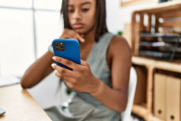 Jong Afrikaans Amerikaans Vrouw Zakenman Met Behulp Van Smartphone Werken — Stockfoto