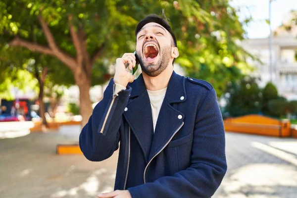 Genç Spanyol Adam Gülümsüyor Parktaki Akıllı Telefondan Konuşuyor — Stok fotoğraf