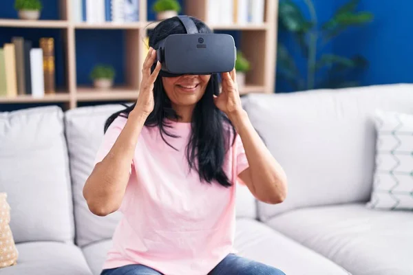 Латиноамериканка Средних Лет Играющая Видеоигры Очках Виртуальной Реальности Дома — стоковое фото
