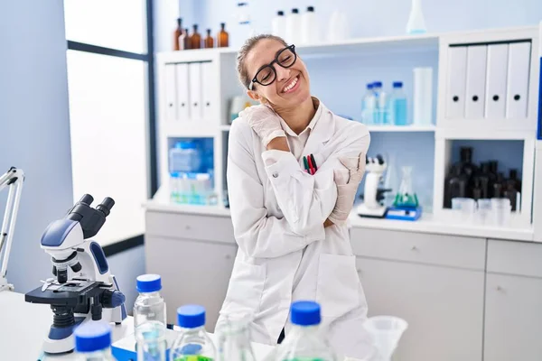 Молодая Женщина Работающая Научной Лаборатории Обнимает Себя Счастливой Позитивной Уверенно — стоковое фото