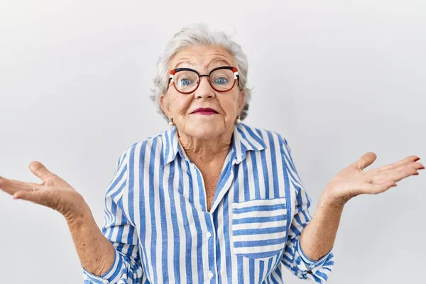Starší Žena Šedivými Vlasy Stojící Nad Bílým Pozadím Bezradná Zmatená — Stock fotografie
