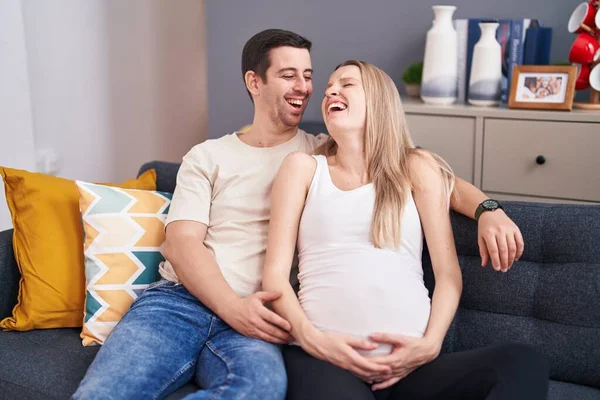 Paar Erwartet Baby Und Umarmt Sich Hause — Stockfoto