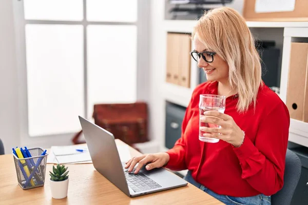 Young Blonde Woman Business Worker Using Laptop Drinking Water Office — Stock Photo, Image
