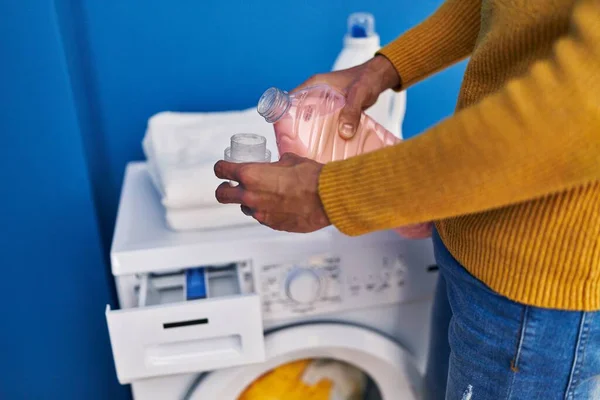 Çamaşırhaneye Deterjan Döken Genç Bir Spanyol — Stok fotoğraf