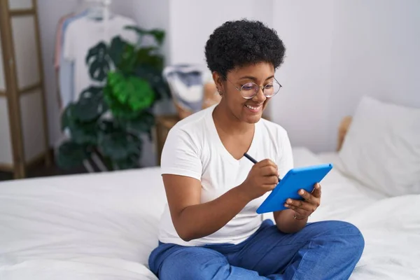 African American Woman Using Touchpad Sitting Bed Bedroom — Φωτογραφία Αρχείου
