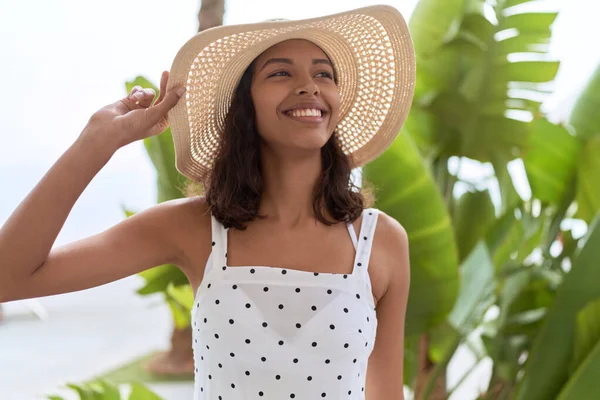 Young African American Woman Wearing Summer Hat Looking Side Park — Fotografia de Stock