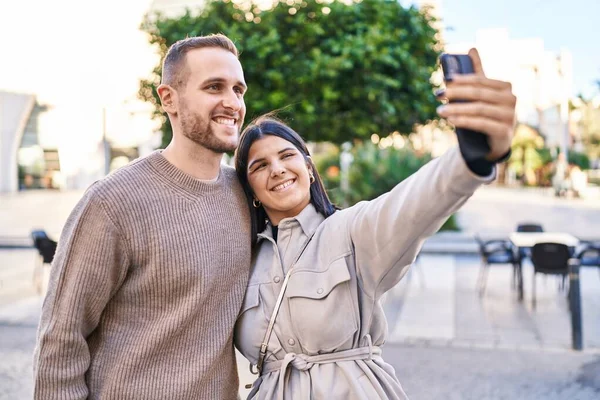 Homem Mulher Casal Sorrindo Confiante Fazendo Selfie Pelo Smartphone Rua — Fotografia de Stock