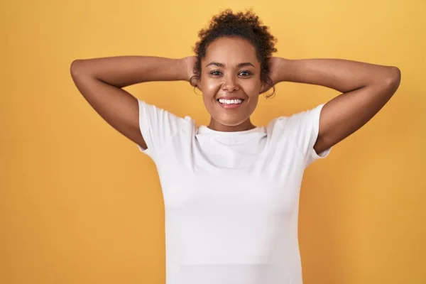 Jonge Spaanse Vrouw Met Krullend Haar Gele Achtergrond Ontspannen Strekken — Stockfoto