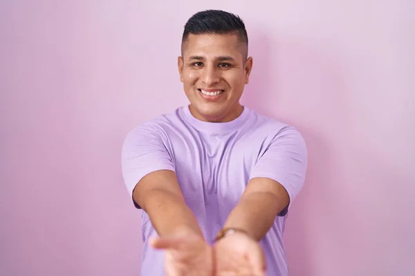 Young Hispanic Man Standing Pink Background Smiling Hands Palms Together — Foto de Stock