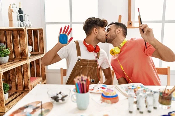 Двоє Іспаномовних Чоловіків Поцілували Показували Розмальовані Долоні Художній Студії — стокове фото