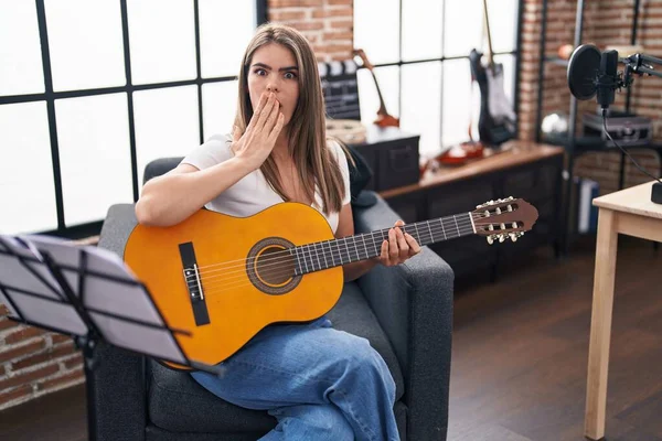 Jovem Mulher Bonita Tocando Guitarra Clássica Estúdio Música Cobrindo Boca — Fotografia de Stock