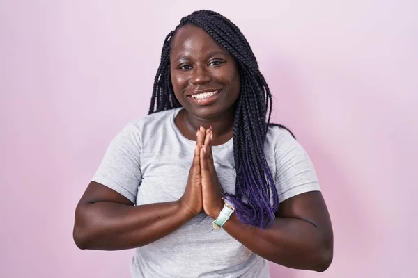 Jovem Mulher Africana Sobre Fundo Rosa Orando Com Mãos Juntas — Fotografia de Stock