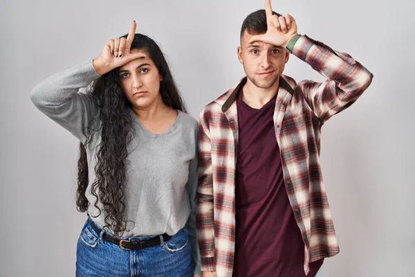 Beyaz Arka Planda Dikilen Genç Spanyol Çift Alnında Parmakları Olan — Stok fotoğraf