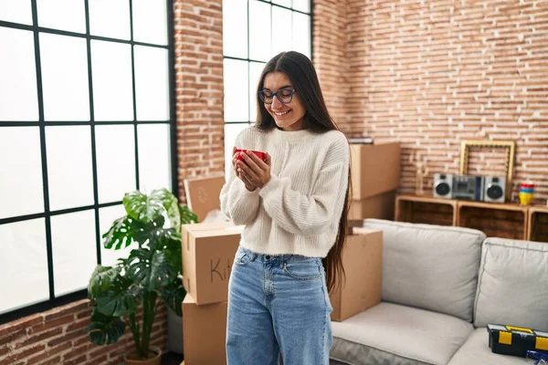 Young Hispanic Woman Smiling Confident Drinking Coffee New Home — Fotografia de Stock