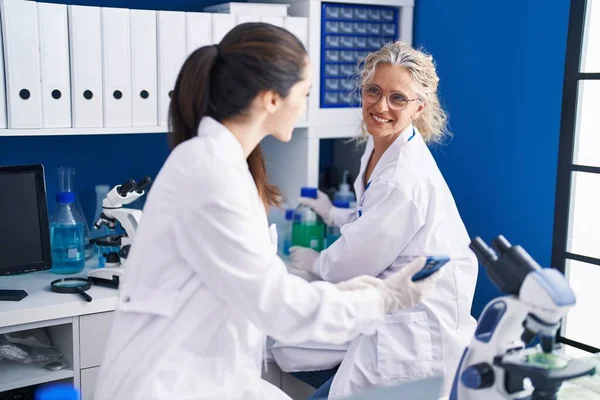 Duas Mulheres Cientistas Usando Smartphone Trabalhando Laboratório — Fotografia de Stock