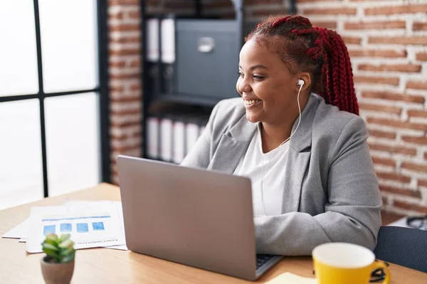 African American Woman Business Worker Using Laptop Earphones Office — Stok fotoğraf