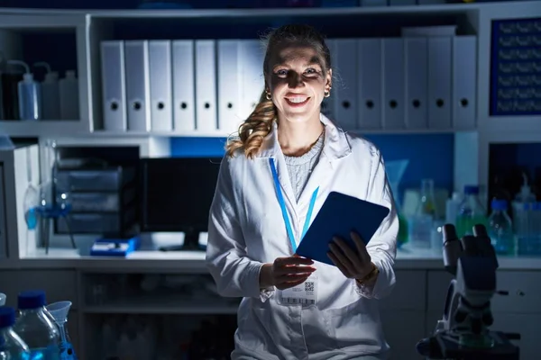 Wanita Pirang Cantik Bekerja Laboratorium Ilmuwan Larut Malam Dengan Senyum — Stok Foto