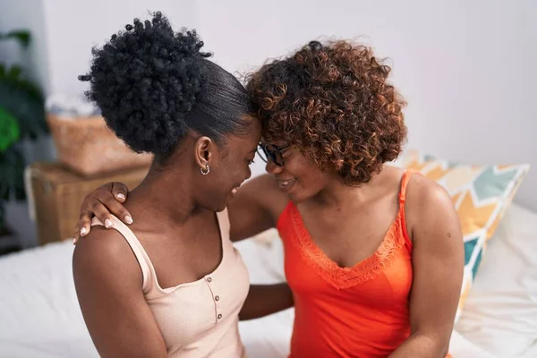 Afroamerikanerinnen Mutter Und Tochter Sitzen Schlafzimmer Auf Dem Bett — Stockfoto