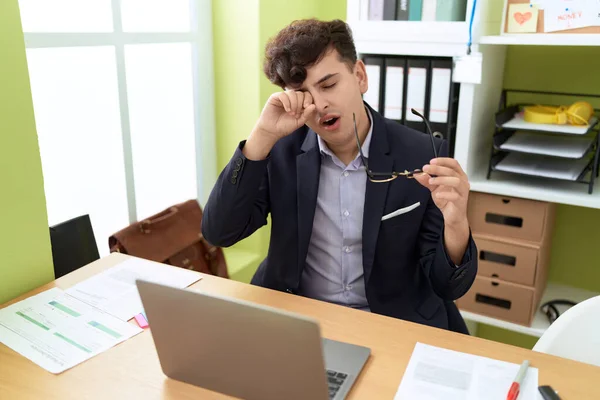 Non Binary Man Business Worker Tired Yawning Office — Stockfoto