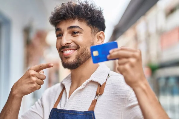 Joven Hombre Árabe Camarero Señalando Con Dedo Tarjeta Crédito Restaurante —  Fotos de Stock