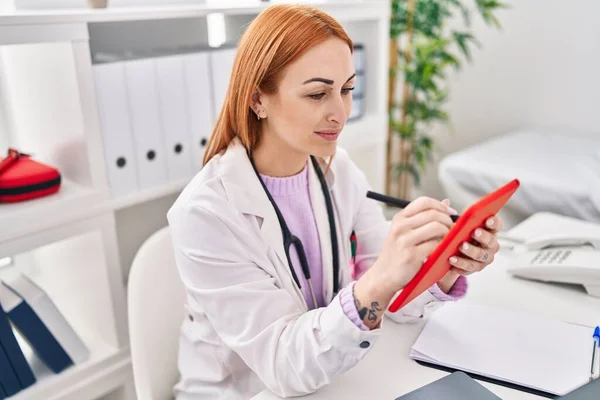 Young Caucasian Woman Doctor Using Touchpad Sitting Table Clinic — Stock Photo, Image