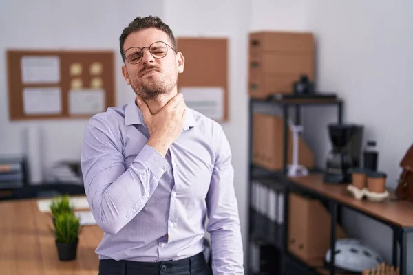 Young Hispanic Man Office Touching Painful Neck Sore Throat Flu — Stock Photo, Image