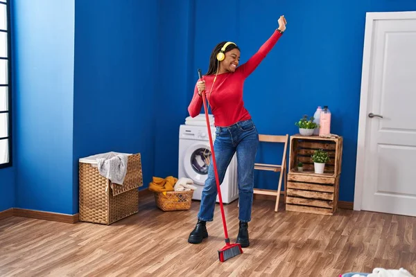 Mujer Afroamericana Limpiando Piso Bailando Lavandería —  Fotos de Stock
