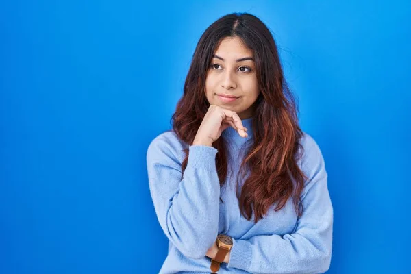 Hispanic Young Woman Standing Blue Background Hand Chin Thinking Question — Stock Photo, Image