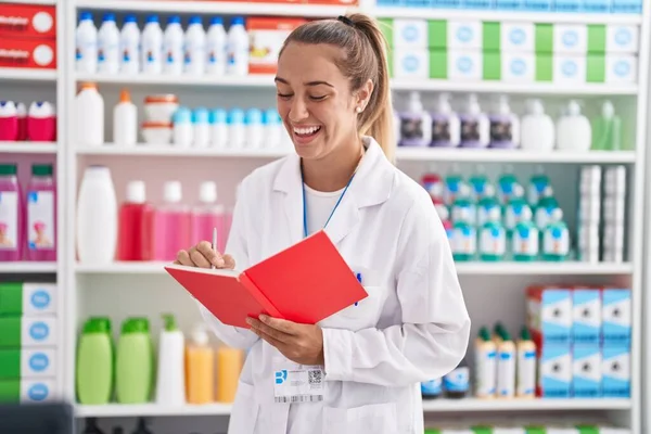 Joven Mujer Rubia Que Trabaja Farmacia Farmacia Sosteniendo Portátil Sonriendo —  Fotos de Stock
