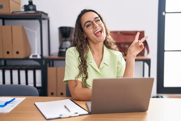 Joven Mujer Hispana Trabajando Oficina Con Gafas Sonriendo Con Cara —  Fotos de Stock