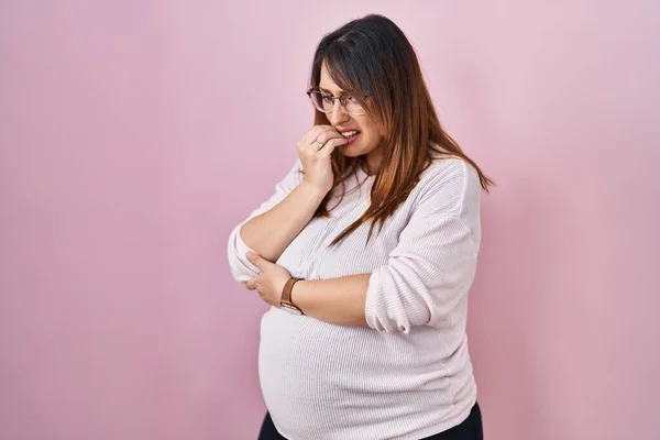 Pregnant Woman Standing Pink Background Looking Stressed Nervous Hands Mouth — Stock Photo, Image